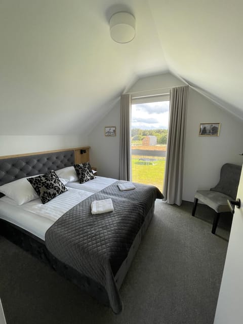 Bed, Photo of the whole room, Seating area, Bedroom