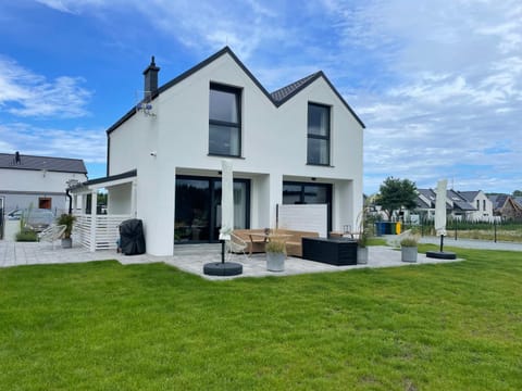 Property building, Spring, Day, Neighbourhood, Natural landscape, Garden, Balcony/Terrace, Garden view