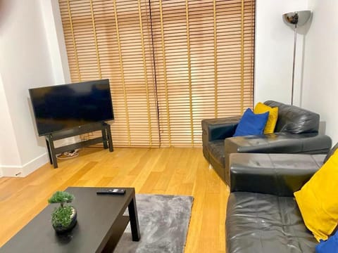 Modern & Cozy 4-Bedroom Getaway Apartment in Newcastle upon Tyne