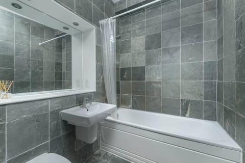 Modern & Cozy 4-Bedroom Getaway Apartment in Newcastle upon Tyne