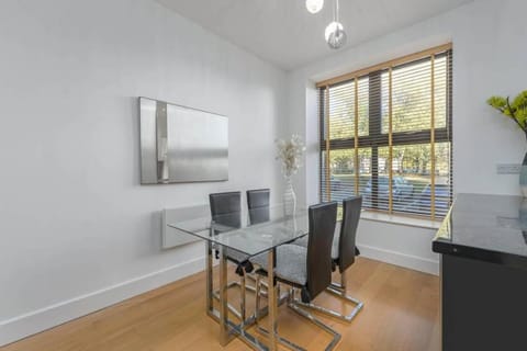 Modern & Cozy 4-Bedroom Getaway Apartment in Newcastle upon Tyne