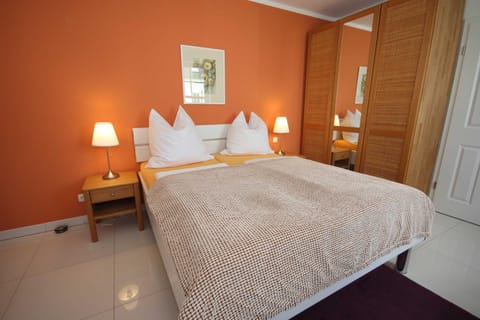 Bed, Photo of the whole room, wardrobe