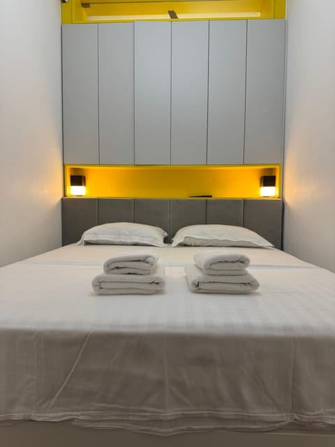 Bed, Photo of the whole room, Bedroom, towels