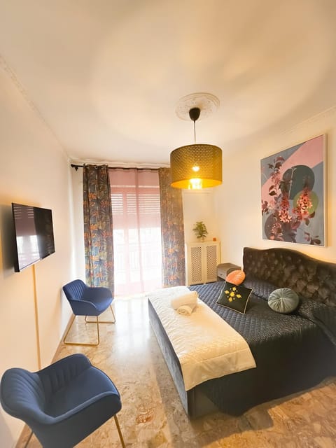 Bed, TV and multimedia, Photo of the whole room, Bedroom