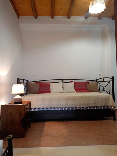 Bed, Photo of the whole room, Seating area