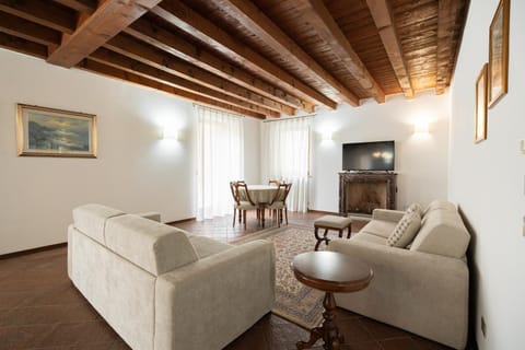 TV and multimedia, Living room, Seating area, Dining area