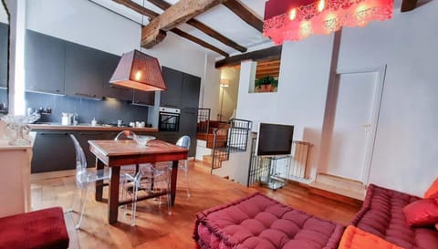 TV and multimedia, Kitchen or kitchenette, Living room, Seating area, Dining area, oven