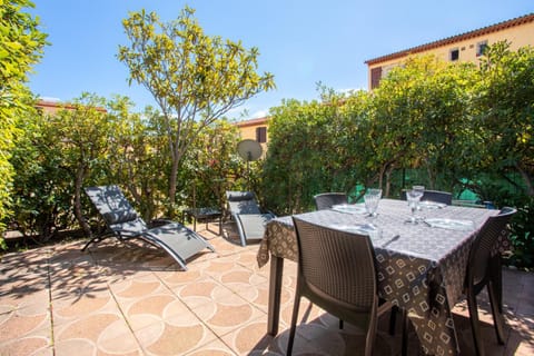 Property building, Balcony/Terrace, Living room