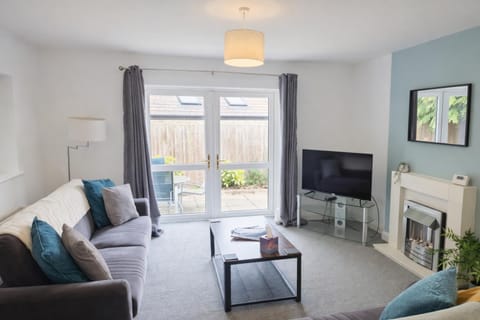 Patio, Garden, TV and multimedia, Living room, Seating area, fireplace