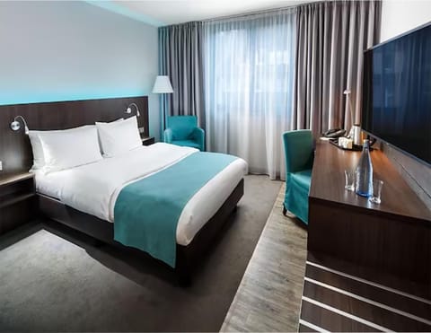 Bed, TV and multimedia, Photo of the whole room, Seating area, Bedroom, hair dresser