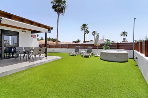 Property building, Balcony/Terrace, Living room