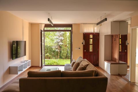 Communal lounge/ TV room, TV and multimedia, Living room, Seating area, Evening entertainment