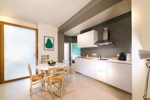 Kitchen or kitchenette, Dining area, minibar, pet friendly, stove