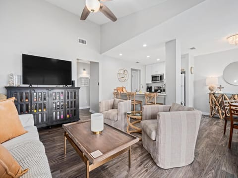 TV and multimedia, Kitchen or kitchenette, Living room, Seating area, Dining area, furniture
