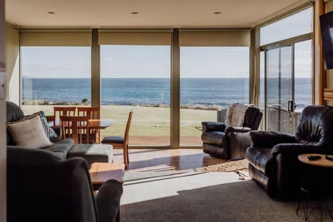 OceanFront - Absolute Waterfront House in Bicheno