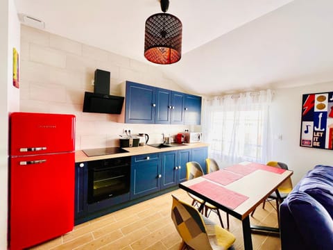 Kitchen or kitchenette, Dining area, minibar, pet friendly, stove, toaster