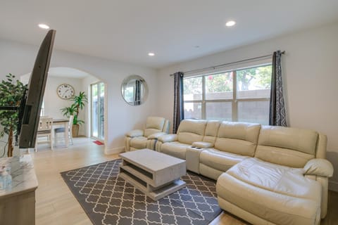 Pet-Friendly Paramount Home, 16 Mi to Los Angeles! House in Compton