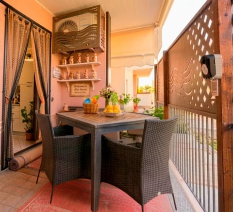 Kitchen or kitchenette, Food and drinks, Seating area, Dining area, Food, air conditioner