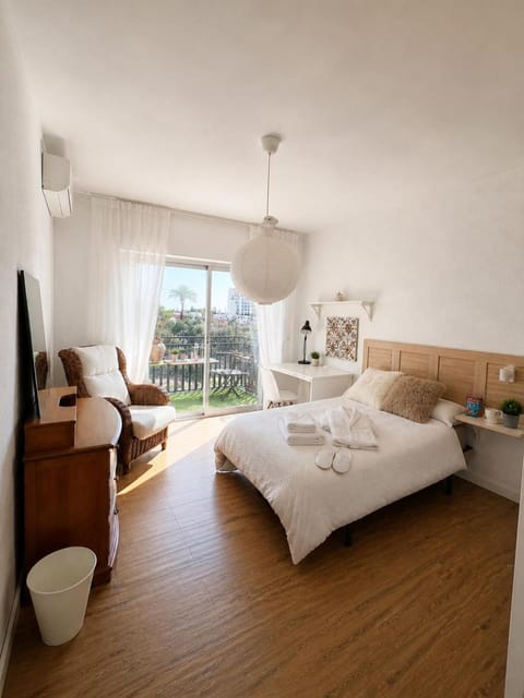 Bed, Photo of the whole room, Seating area, Bedroom, towels