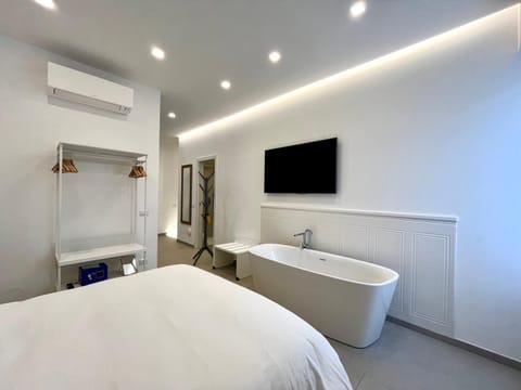 TV and multimedia, Photo of the whole room, Bedroom, air conditioner
