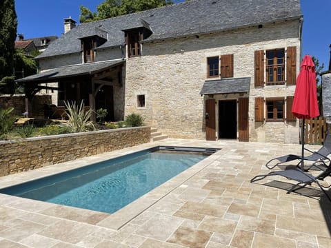 Property building, Patio, Pool view, Swimming pool, Swimming pool, sunbed