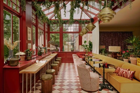 Restaurant/places to eat, Lounge or bar