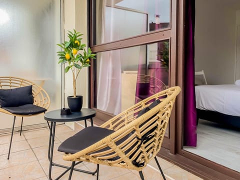 Bed, View (from property/room), Balcony/Terrace, Photo of the whole room, Decorative detail, Seating area, Dining area, Bedroom