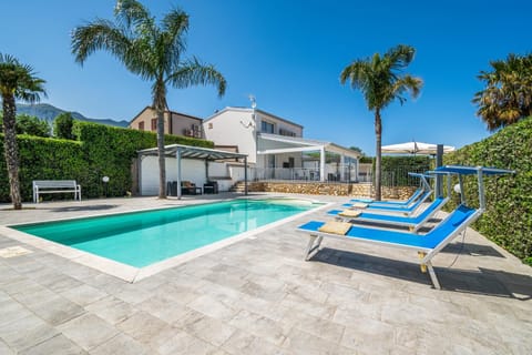 Property building, Patio, Day, Balcony/Terrace, Pool view, Swimming pool, sunbed