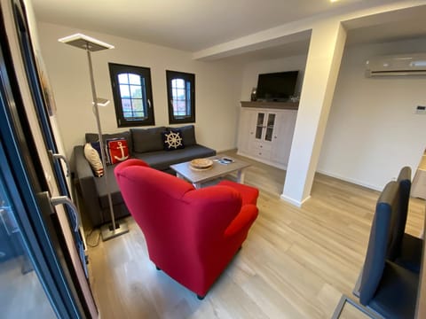 TV and multimedia, Living room, Seating area, air conditioner