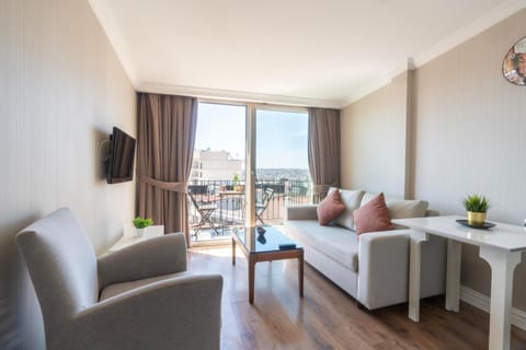 TV and multimedia, View (from property/room), Balcony/Terrace, Living room, Photo of the whole room, Seating area, Dining area