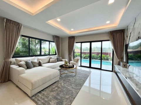 TV and multimedia, Living room, Seating area, Pool view