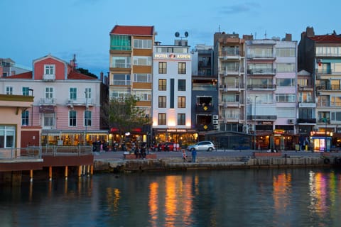 Property building, Nearby landmark, Day, People, Neighbourhood, Natural landscape, Activities, City view, Lake view, River view, Street view, Location, group of guests, Parking