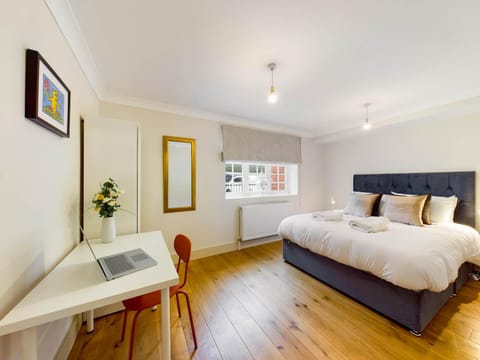 Bed, Photo of the whole room, Bedroom, hair dresser