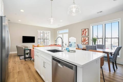 New Beautiful 8th Street Condo with 2 Balconies George 203 House in Holland