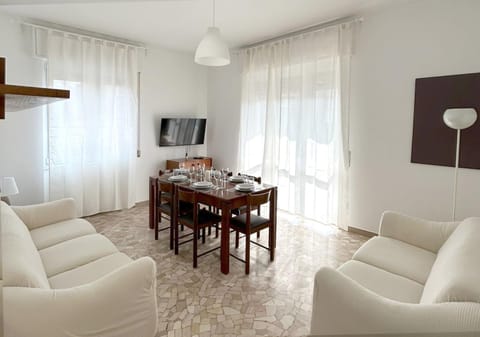 Communal lounge/ TV room, TV and multimedia, Living room, Seating area, Dining area, Evening entertainment