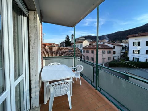 Property building, Day, View (from property/room), Balcony/Terrace, Dining area, Mountain view