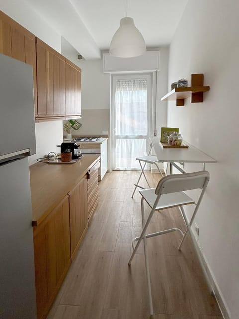 Kitchen or kitchenette, Dining area, stove