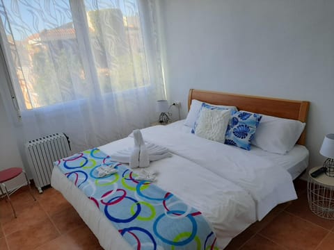 Bed, Photo of the whole room, Bedroom, towels