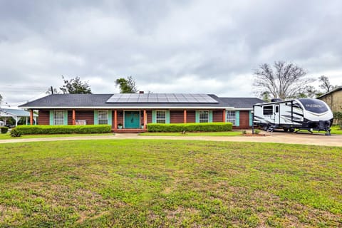 Sunny Florida Abode - Patio, Pool, and Fire Pit House in Alabama