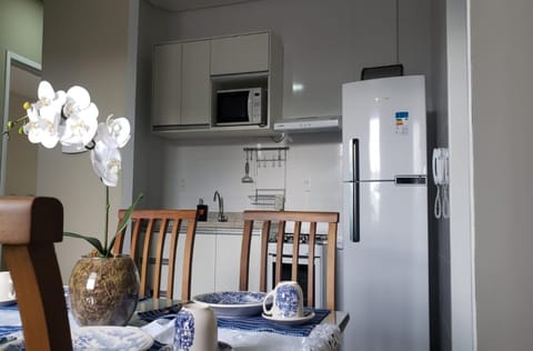 Kitchen or kitchenette, minibar, oven, stove