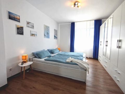 Bed, Photo of the whole room, Decorative detail, Bedroom, furniture, furniture, wardrobe