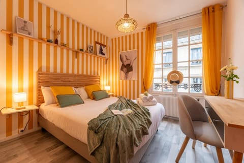 Bed, Photo of the whole room, Seating area, Bedroom
