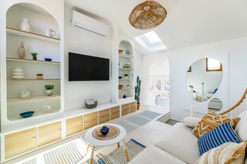 TV and multimedia, Living room, Seating area, air conditioner