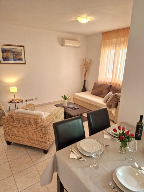 Living room, Photo of the whole room, Dining area, Bedroom, air conditioner