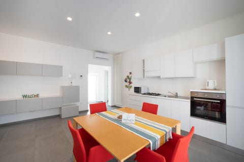 Kitchen or kitchenette, Dining area, minibar, pet friendly, stove