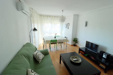 TV and multimedia, Living room, Seating area, Dining area, air conditioner