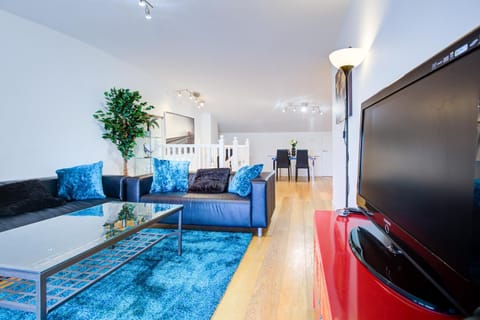 Communal lounge/ TV room, TV and multimedia, Living room, Seating area, Evening entertainment