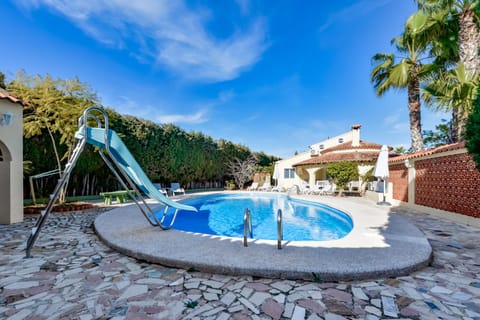 Property building, Swimming pool, sunbed