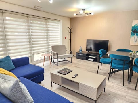 Communal lounge/ TV room, TV and multimedia, Living room, Seating area, Dining area, Evening entertainment