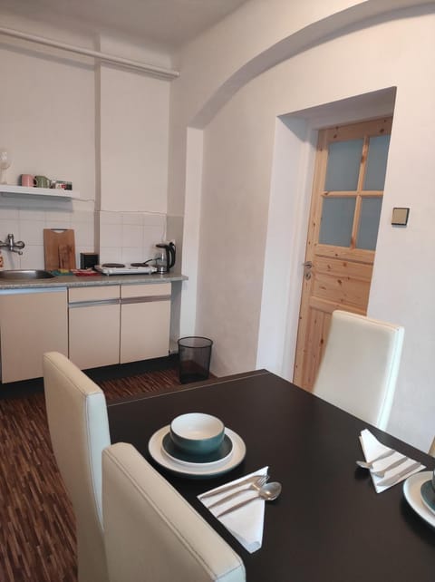 Kitchen or kitchenette, Dining area, minibar, stove